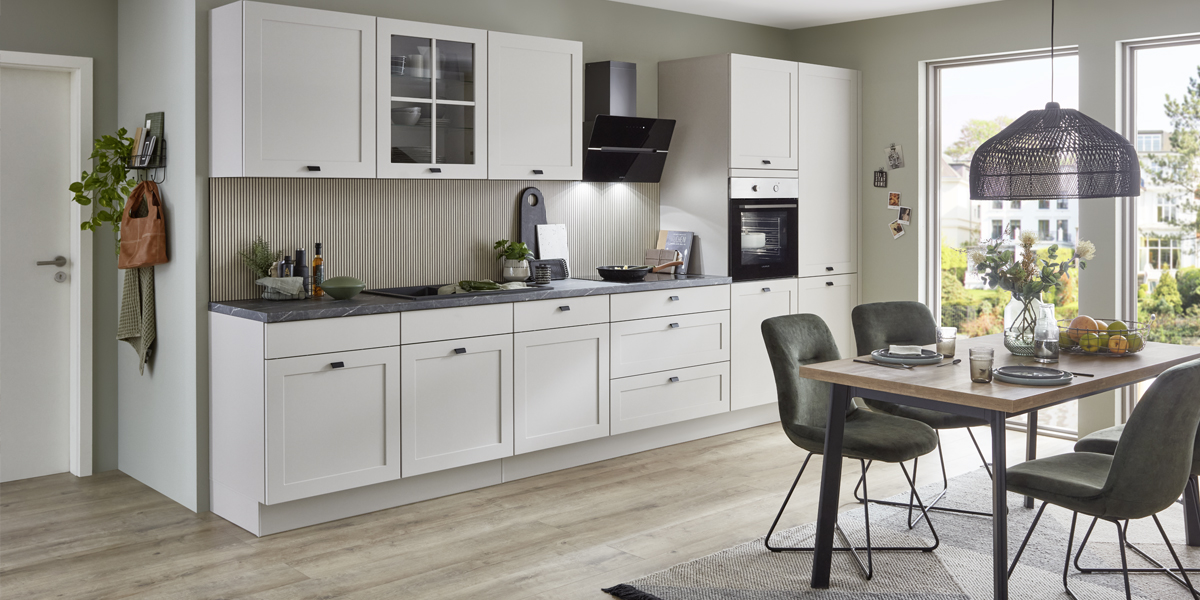 Landhausküchen verbinden zeitlose Gemütlichkeit mit moderner Funktionalität und schaffen so eine warme Atmosphäre in Ihrem Zuhause.