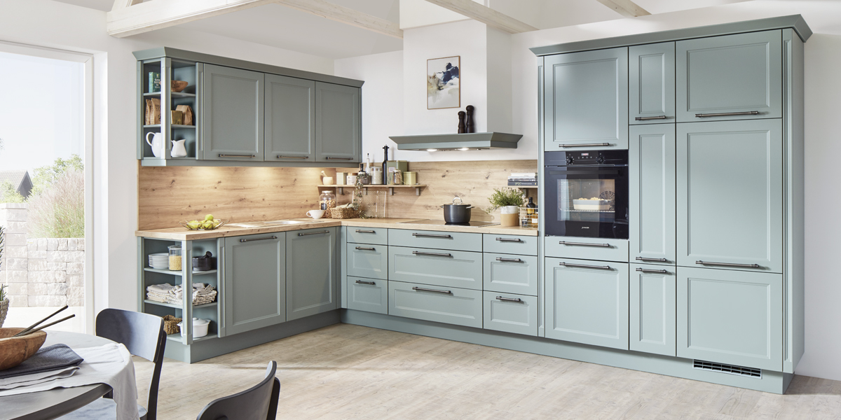 Landhausküchen verbinden zeitlose Gemütlichkeit mit moderner Funktionalität und schaffen so eine warme Atmosphäre in Ihrem Zuhause.